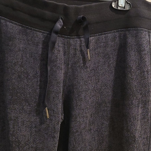 Lululemon straight leg blk & grey pattern joggers - Picture 2 of 7